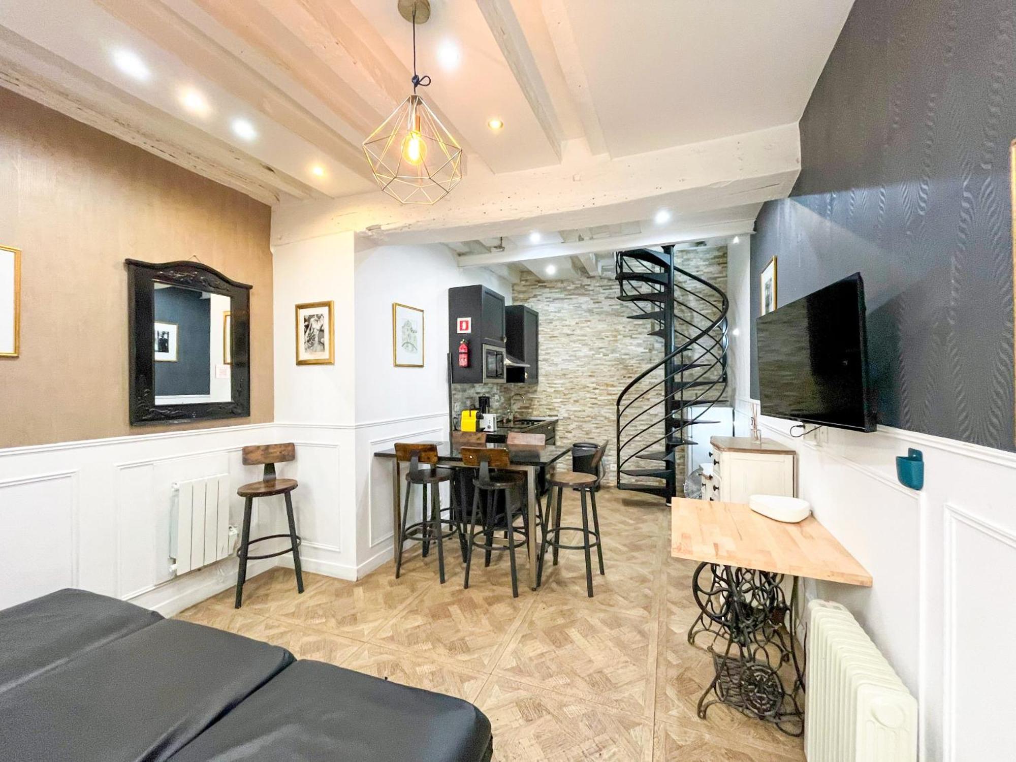 32 Atelier Fashion * Paris